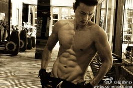 摸同学腹肌照片,揭秘同学健身成果